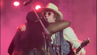 Yola and Aaron Lee Tasjan Perform ‘Diamond Studded Shoes’ at Live on The Green