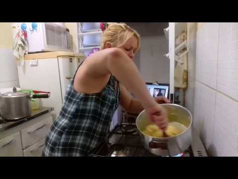 Vídeo: Cozinhar Batatas Em Camadas Com Coxinha De Frango