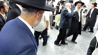 חתונה שמחה רבי שלום בן רבי חננאל שררה הלבשת החתן וקצת ריקודים. המשך יבוא