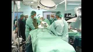 العملية الجراحية  بواسطة الميكروسكوب الأولى من نوعها في فلسطين د. محمود أبو خاطر