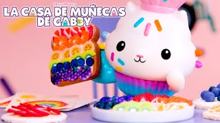 Artesanías comestibles con los colores del arco iris | LAS AVENTURAS DE LA CASA DE MUÑECAS DE GABBY