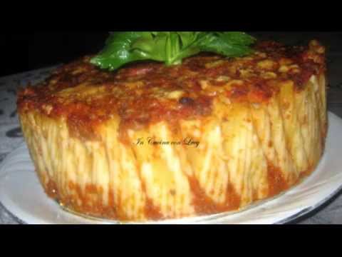 Pasticcio di rigatoni verticali al forno.