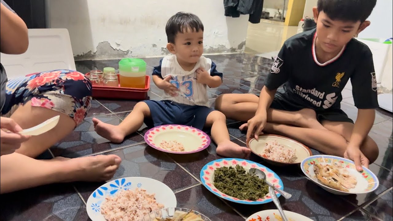 Pergi Rumah Abang Ipar Anta Lauk Bawa Dari Sarawak / Bakar Ikan Dan Makan Bersama-sama