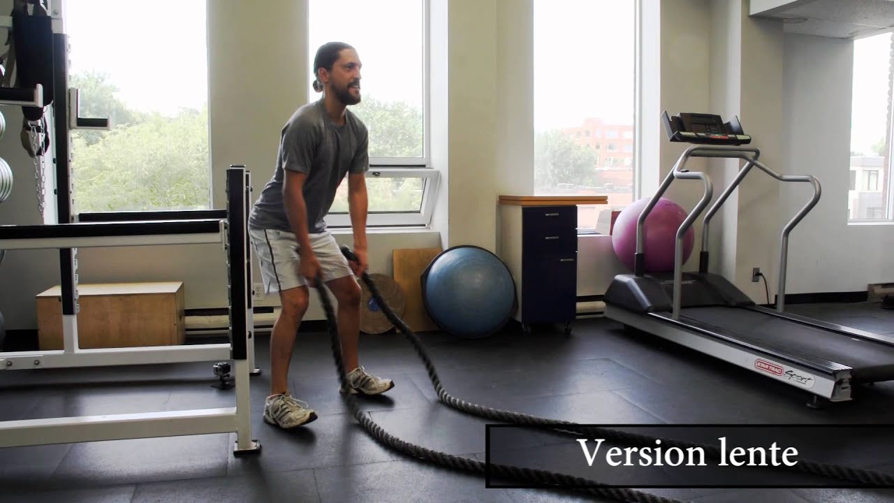 Un Homme Sèche La Corde Et Tire Une Corde Rouge Dans Une Salle De Sport En  Fer