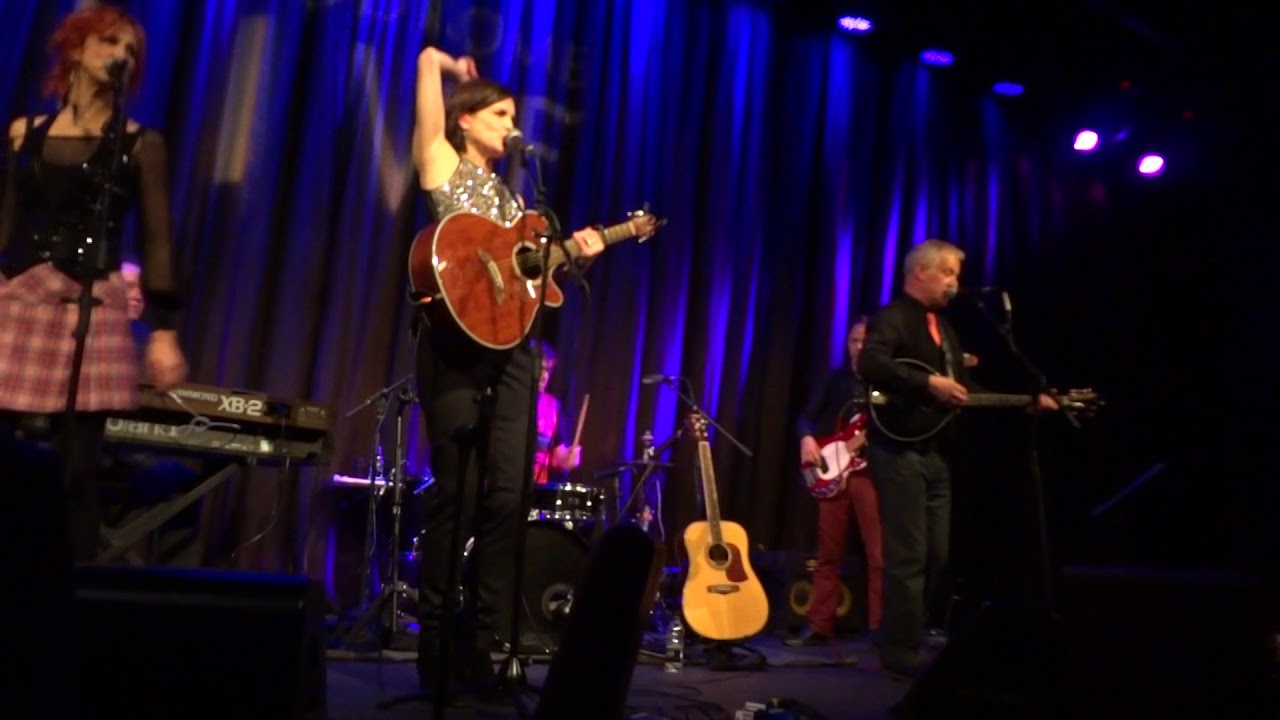 Elizabeth McGovern sings!  "Sadie and the Hotheads" at the London Hippodrome