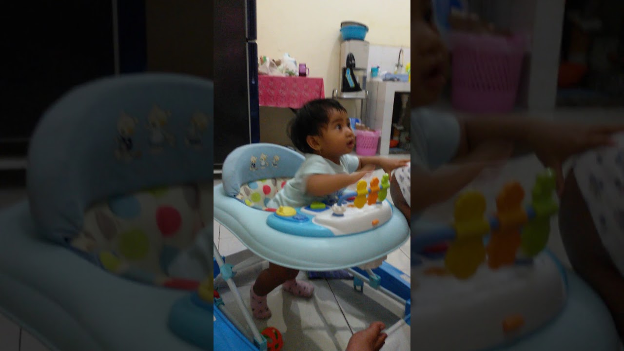 Anaku belajar jalan lucu banget 