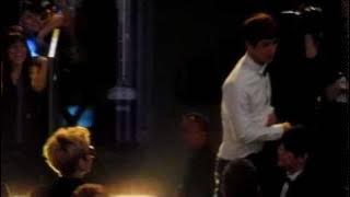 Dongwoon giving his jacket to Apink member