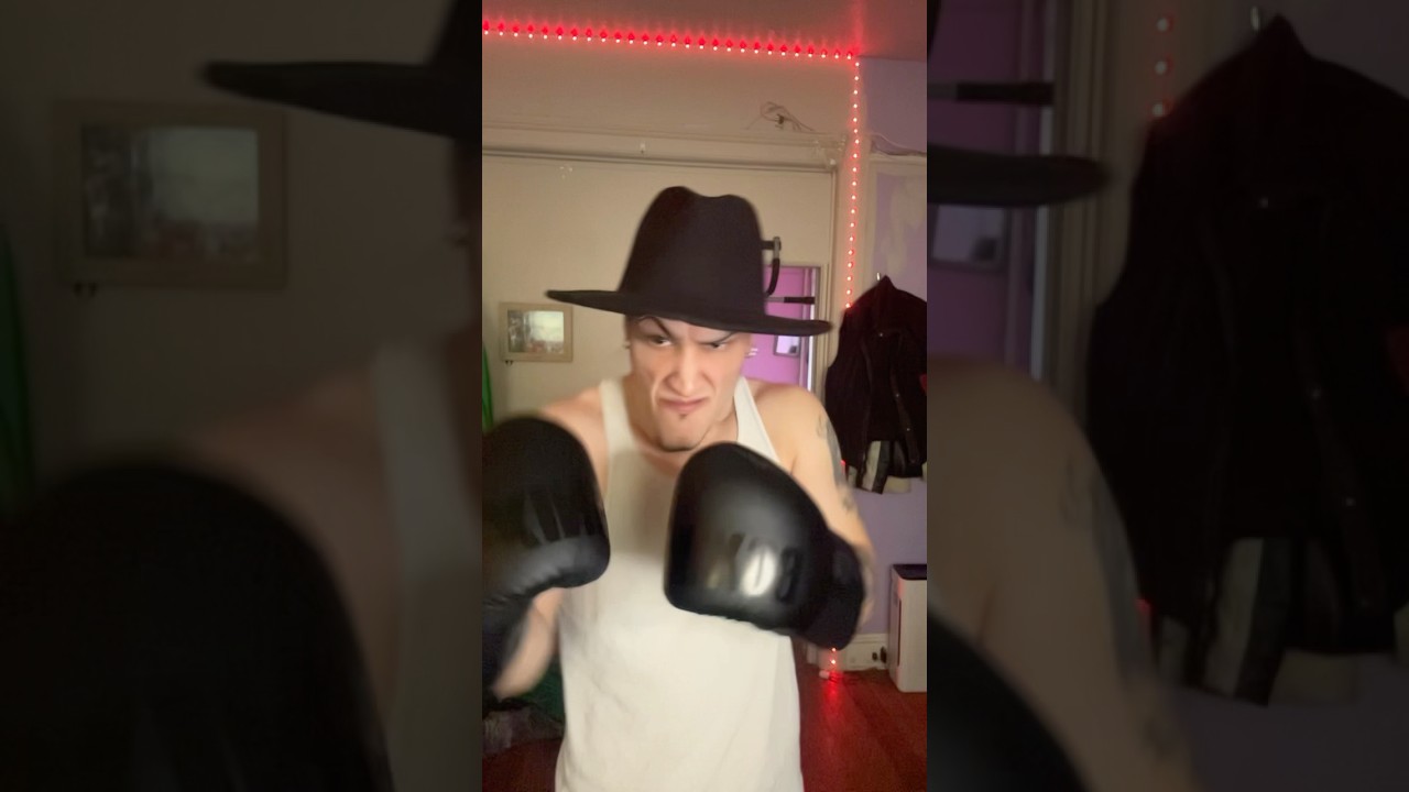 Dad and son have a boxing match🤣