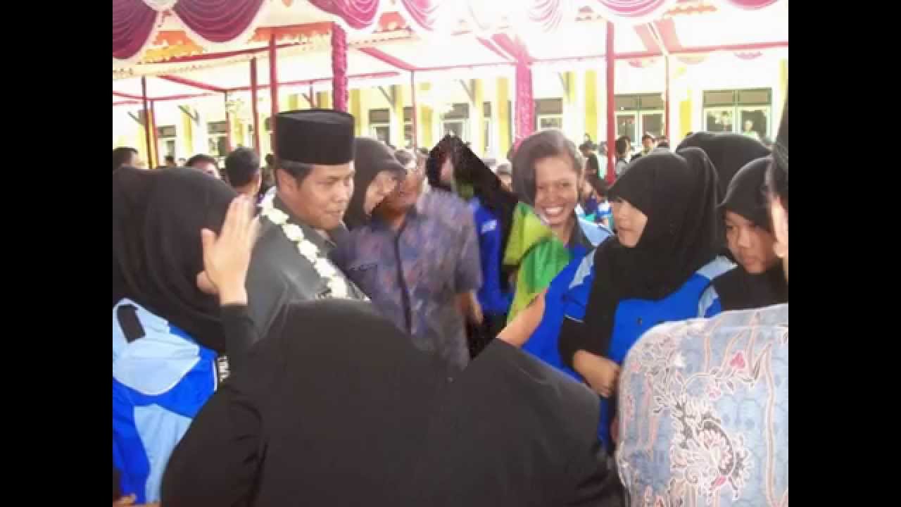 siswa dan guru di SMK SATYA PRAJA 2 PETARUKAN berfoto dengan bapak