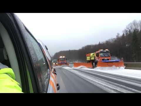 Winterdienst Großeinsatz Schneeräumung - Schnee schieben zwischen Neuwagen - new cars park snow plow