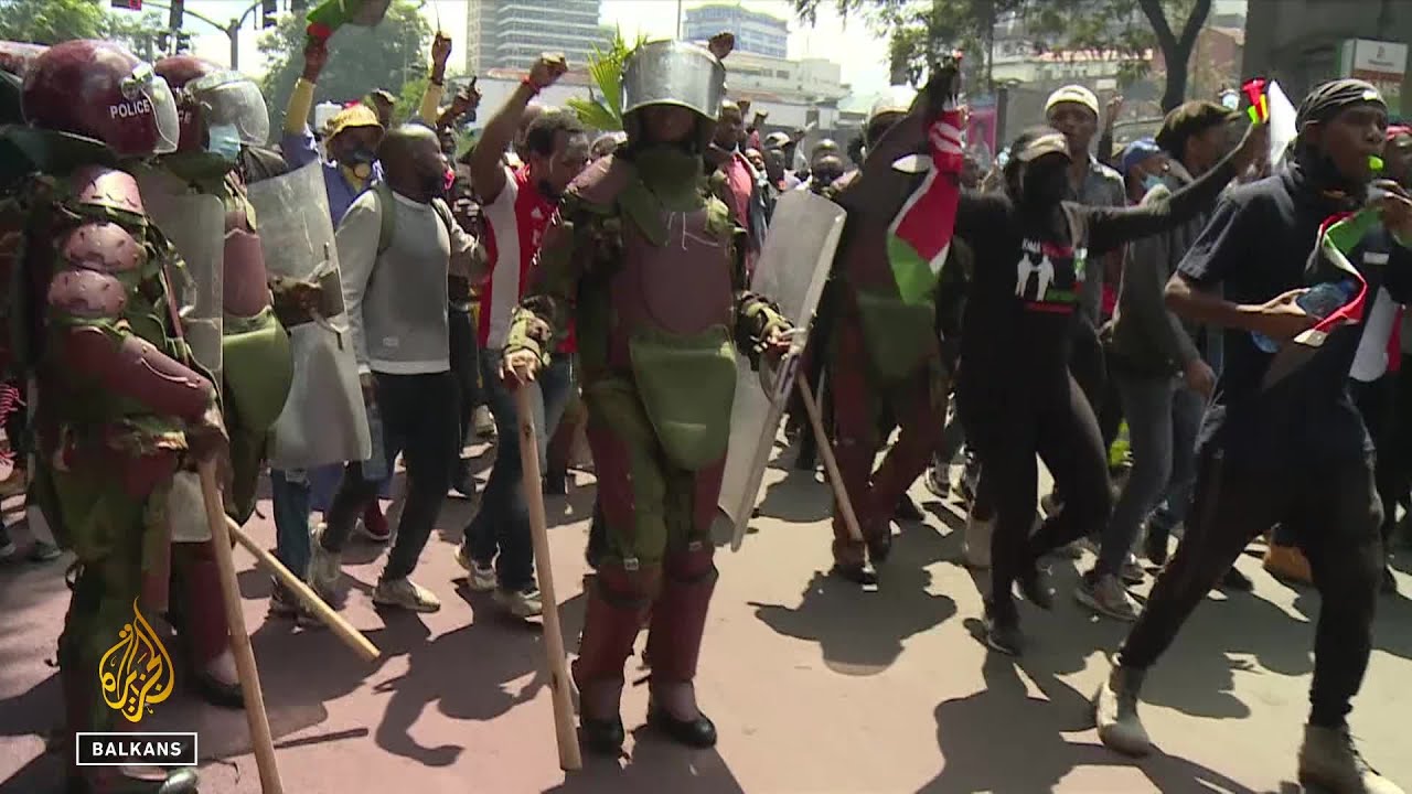 احتجاجات ضريبية في كينيا: متظاهرون يقتحمون البرلمان بالقوة