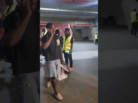 STEVEN MUKWALA NA MORICE ABRAHAM WAKITOKA UWANJANI BILA FURAHA