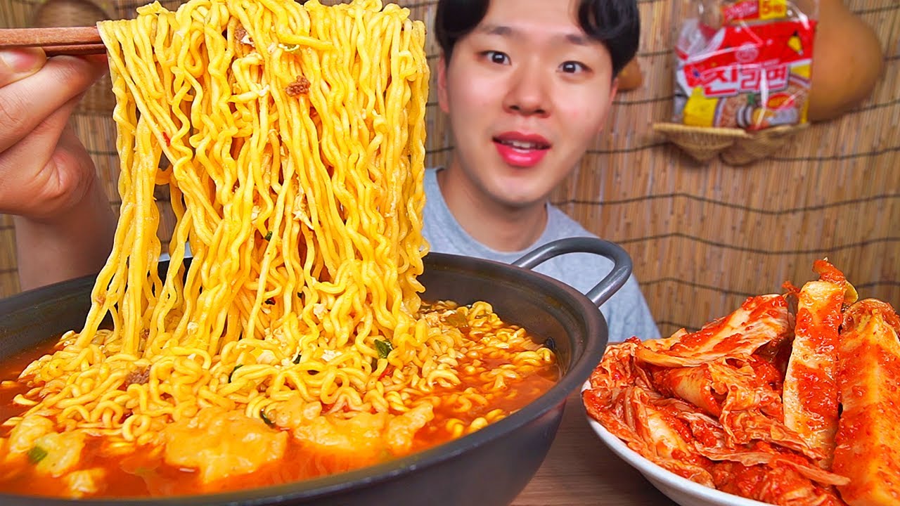 수제비 넣은 라면(라제비) 배추김치 총각김치! 식감 좋고 맛있습니다. 밥은 꼭 말아요. LAJEBI KIMCHI KOREAN FOOD ASMR MUKBANG.