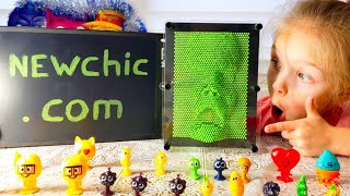 КТО В РАМКЕ ? Эмоджи и Бонстики Открывают посылку из магазина NEWCHIC подарки к новому году 2018
