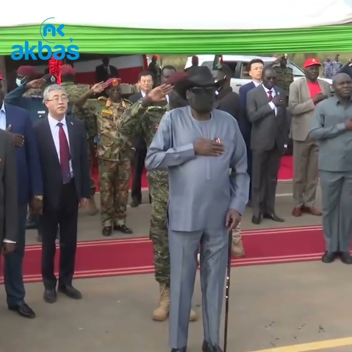 South Sudan president Salva Kiir wetting himself in public 😳