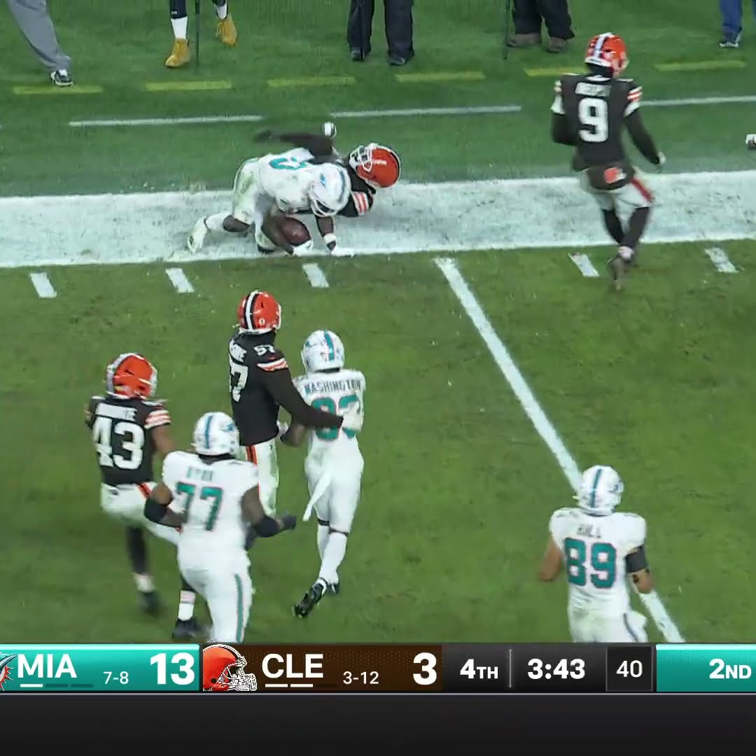 Tyreek Hill catches for a 13-yard Gain vs. Cleveland Browns