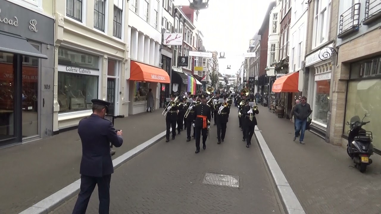 Orkest van de Koninklijke Luchtmacht marcheert terug naar de Koninklijke Stallen na Ceremonie