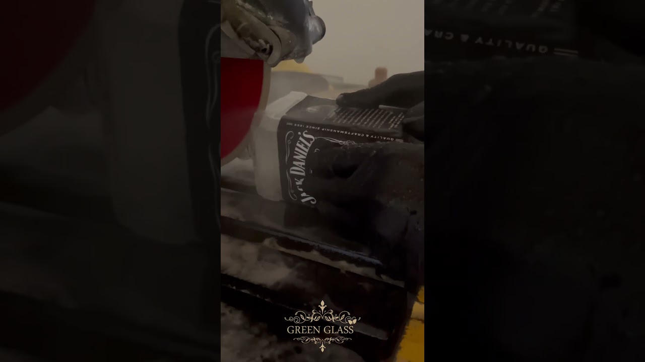 Máquina profesional para cortar botellas a lo largo. #Reciclaje Jack Daniels #shorts #jackdaniels