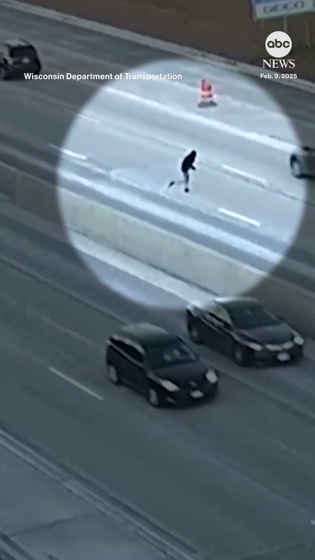 Police officers chase teen across busy interstate in Milwaukee