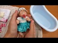 Dando banho na mini beb de silicone slido