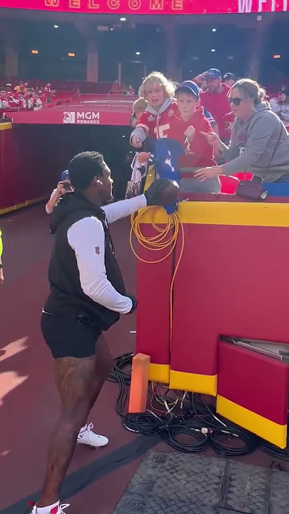 Stefon Diggs awesome moment as he makes a young Buffalo Bill fan's day before game vs Chiefs