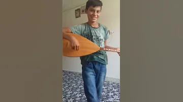 Ibrahim Açıkkan Saz çalarken 