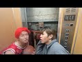 エレベーターに閉じ込められました。