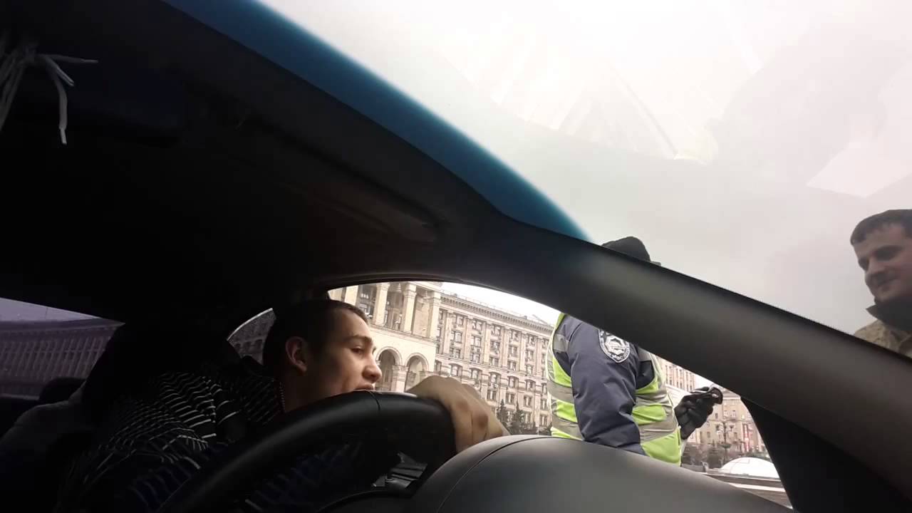 Бухают в машине Бухают в машине