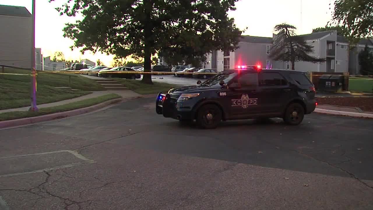 Man shot, killed outside S. KC apartment complex - YouTube