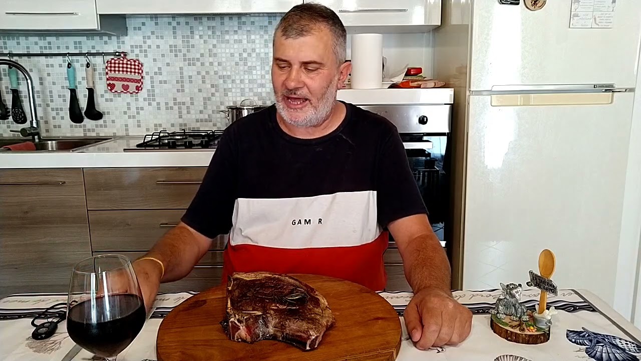 30- Costata di manzo cotta su padella di ghisa.