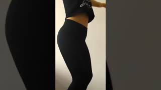 Siyah Taytlı Y Kız Fena Oynuyor