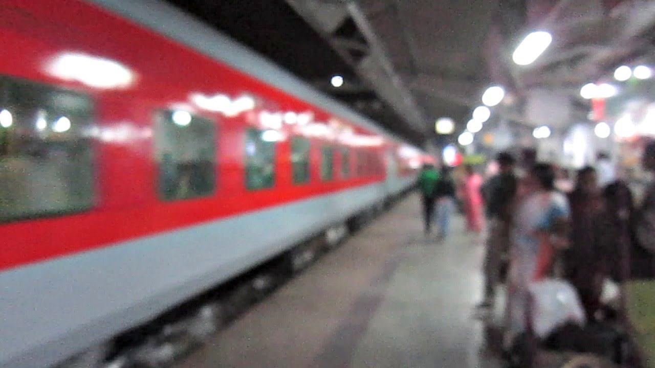 22913 BCT NDLS Premium Rajdhani Special skipping Surat.