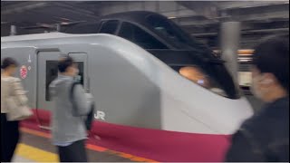 E657系ｶﾂK12編成（フレッシュひたち色リバイバル塗装・赤色※スカーレットブロッサム塗装・連結器カバー無し）が北千住駅3番線を通過するシーン（2025.5.7.9:21）