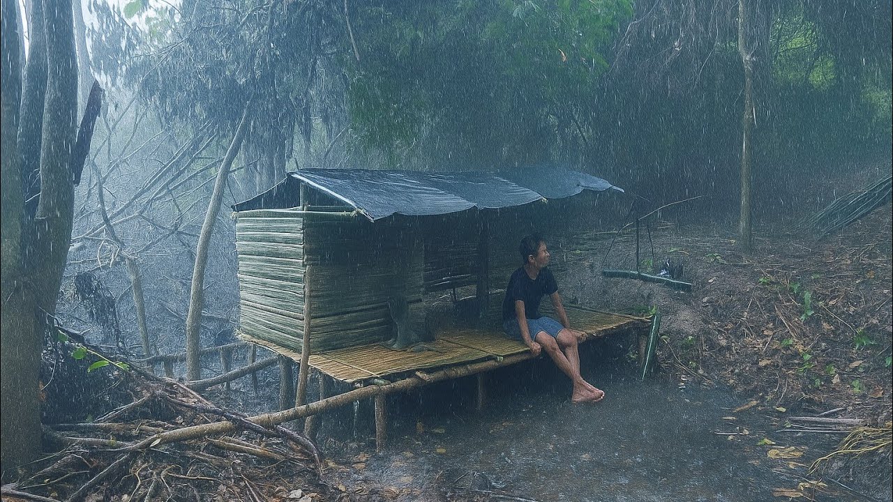 CAMPING HUJAN DERAS - MEMBANGUN SHELTER BAMBU DI ATAS AIR TEMPAT BERLINDUNG 