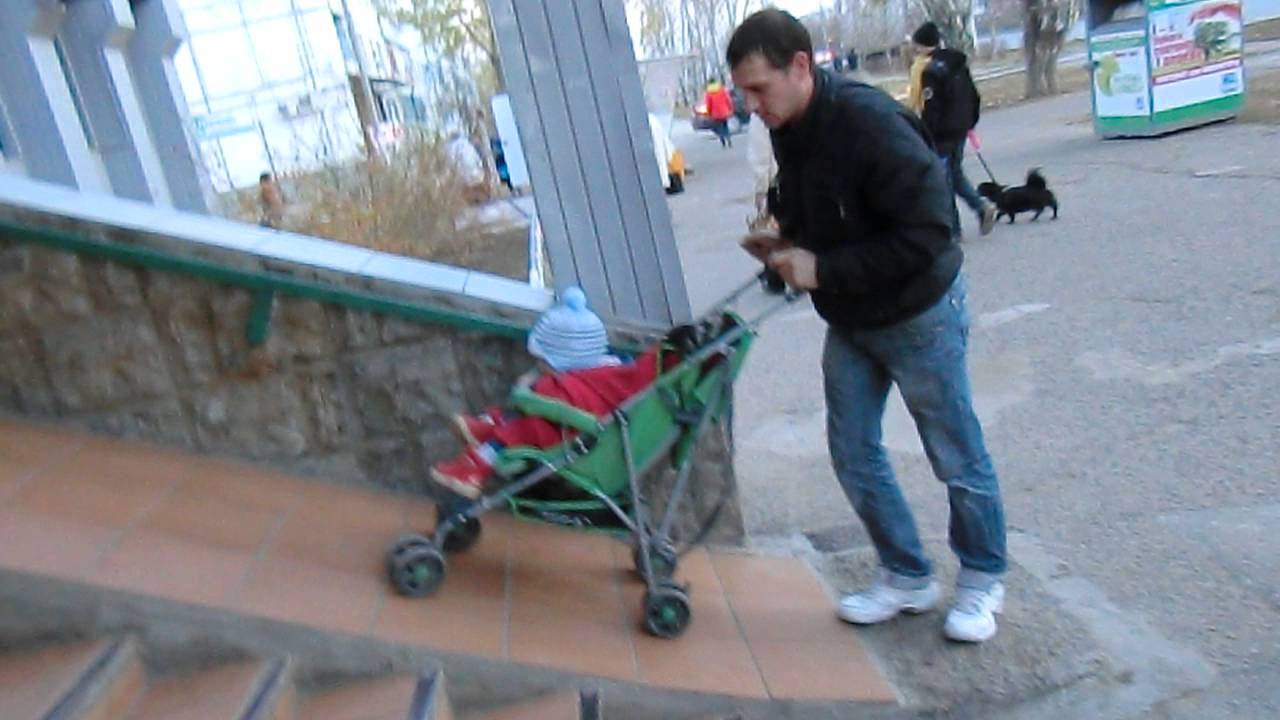 Как спускать коляску по пандусу с маленькими передними колесами - фото