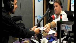 Dynamo's amazing card trick on Phil Williams