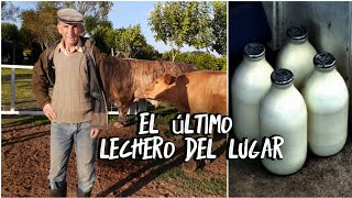 ORDEÑA a mano sus VACAS y sale a vender la leche | ¿Por qué es uno de los últimos que lo hace?