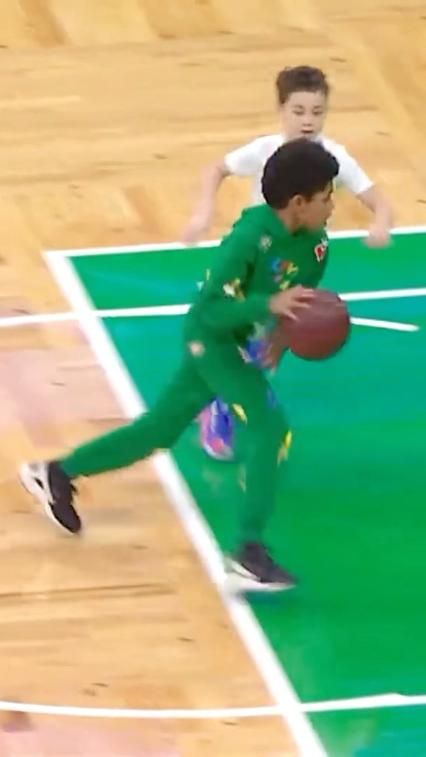 Deuce Tatum and Ean Horford playing some 1 on 1 ?