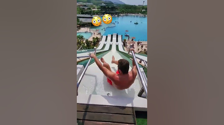 Salto mortal en un tobogán 😂😱 (via @highdiverfly) #shorts