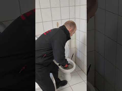 Video: Klempnerarbeiten. Wie entferne ich eine Verstopfung in der Toilette?