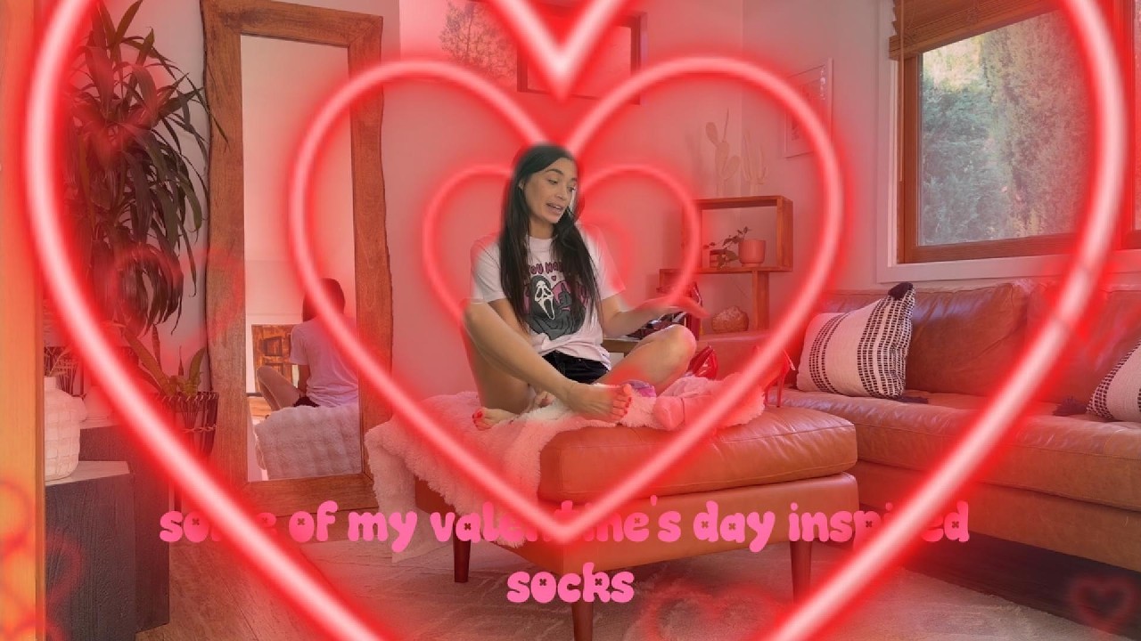 Примерка носков и туфель на каблуках ко Дню святого Валентина с Harley Melts.