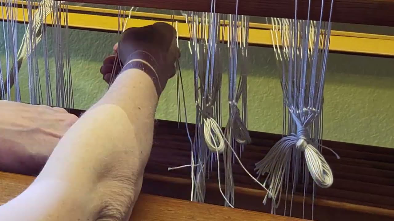 Протягивание нитей и закрепление их на основе для ковра Taquete