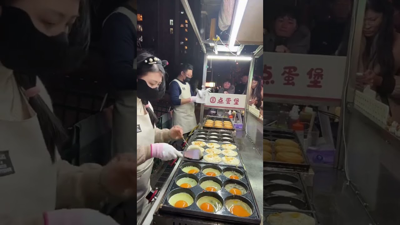 陕西夜市的“鸡蛋汉堡之王”又火热出餐了！摊位前已被学生军团层层包围，香气开启今晚的饥饿轰炸。#路边摊美味