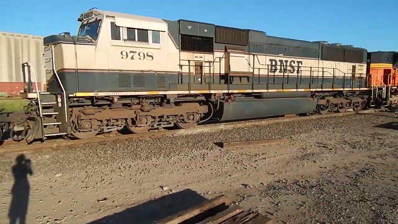 BNSF 8572 leads a loaded coal up north for a crew change - YouTube