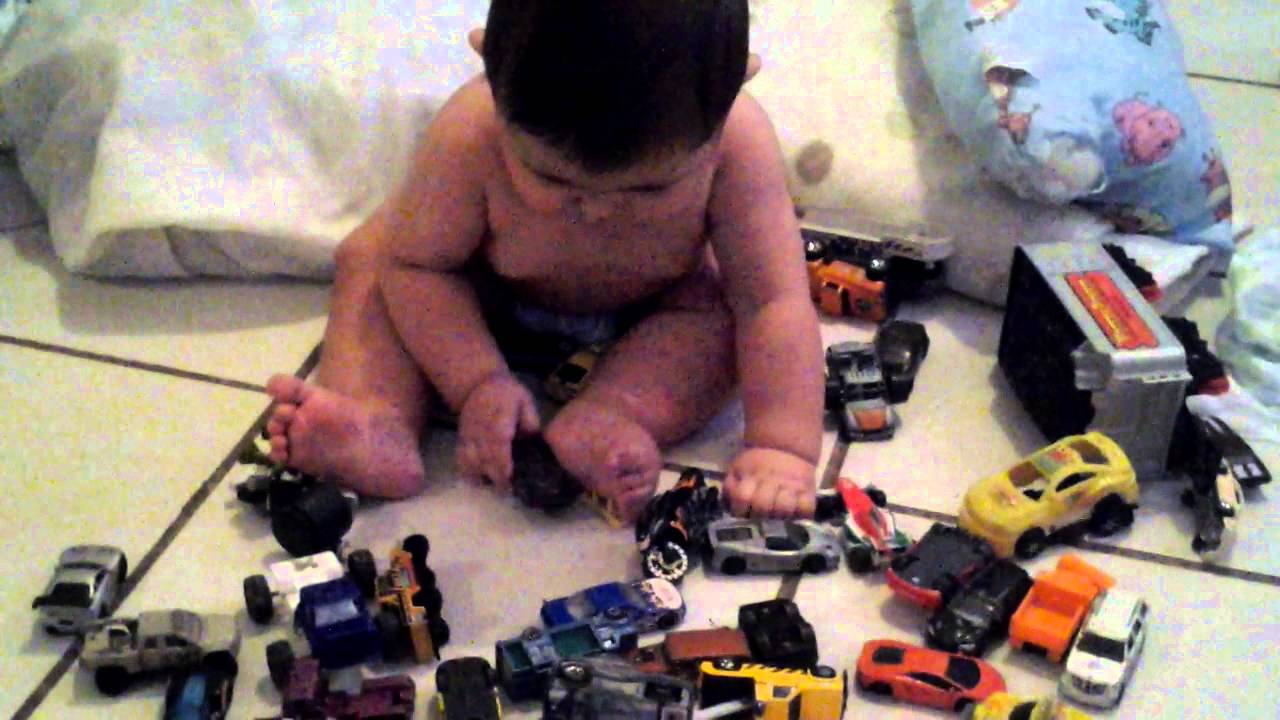 niños jugando con carritos