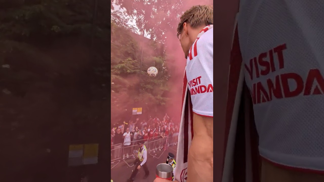 Martin Odegaard ACCIDENTALLY HITS a POLICEMAN on the HEAD when HEADING a BALL off the PARADE BUS