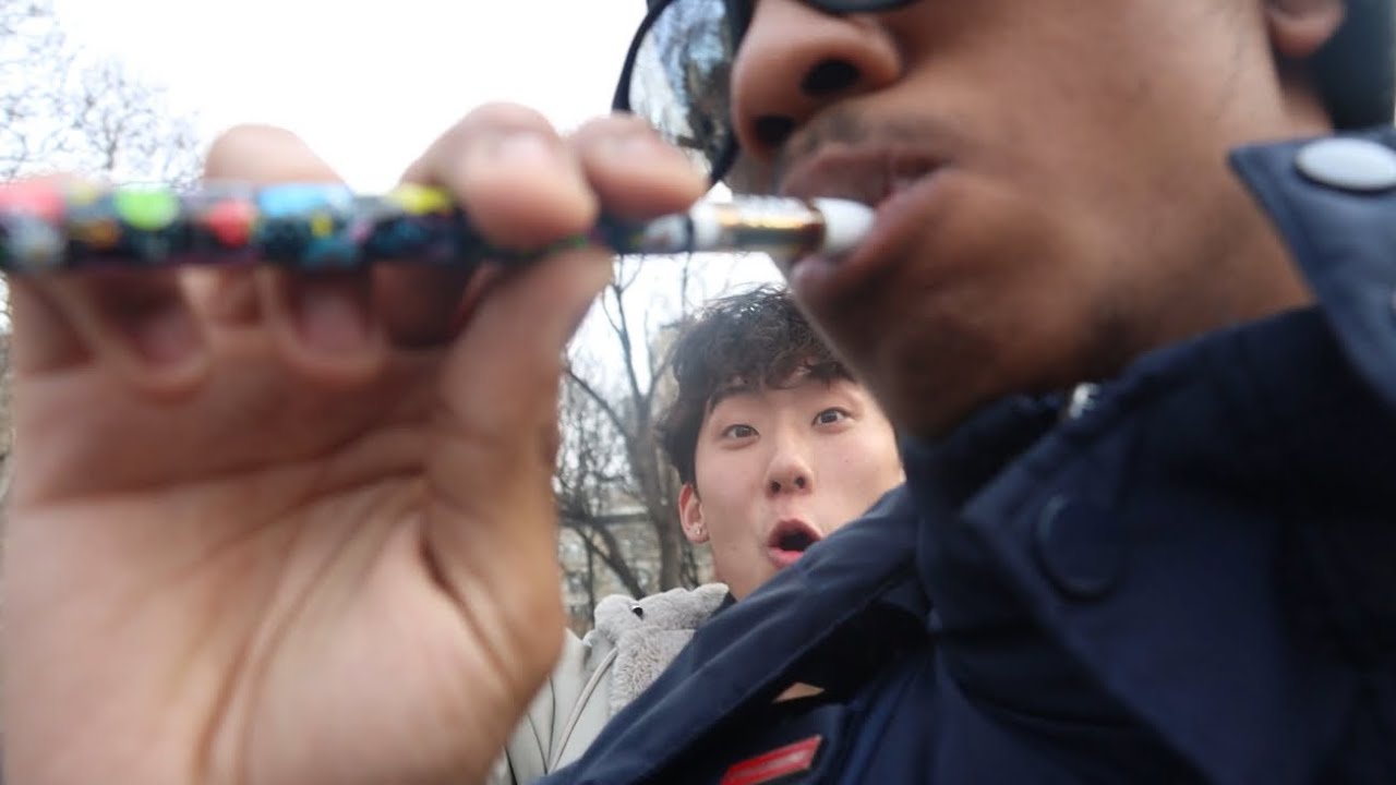 Незнакомцы пытаются включить 5 шоров подряд.