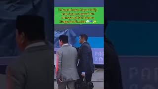 Mayor Teddy Payungi Pak Prabowo Hingga ke Mobil ☂️ #Shorts #seskabteddy #prabowo #tni #letkolteddy