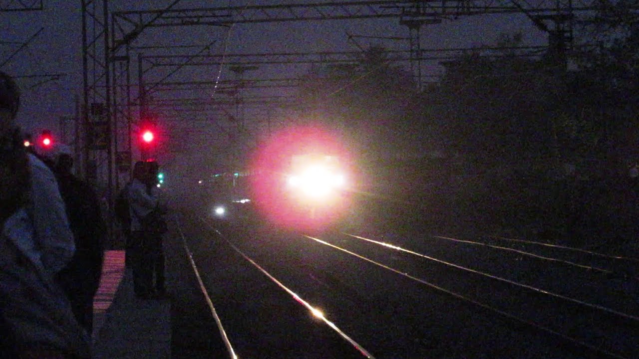 Looking for Prey : Aggressive AK RAJDHANI Express !!