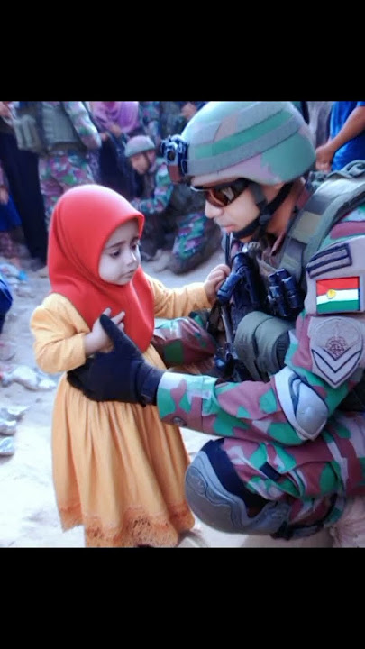 tentara Indonesia menghibur anak anak Palestina menangis, kehilangan ibu mereka #shortstni #viral